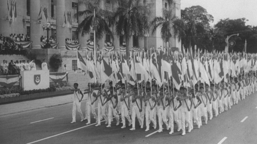 กองทหารเดินสวนสนามเพื่อฉลองวันครบรอบวันประกาศเอกราชของสิงคโปร์ในวันที่ 9 สิงหาคม 1965