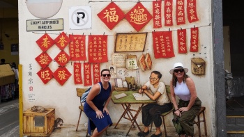 Zwei Touristinnen bei einer Chinatown Heritage Tour