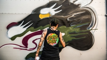 Ein Künstler arbeitet an seinem Graffiti. 