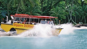 Ein Bumboat der Singapore DUCKtours auf dem Wasser