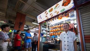 Chefkoch Chan Hong Meng vor Liao Fan Hong Kong Soya Sauce Chicken Rice and Noodle