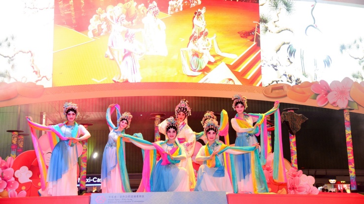 Tänzer führen während des Chinesischen Neujahrs einen Tanz auf