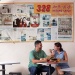 Ein Paar genießt sein Essen im 328 Katong Laksa