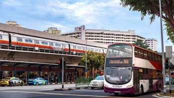 Tagesaufnahme von MRT, Bus und Taxi