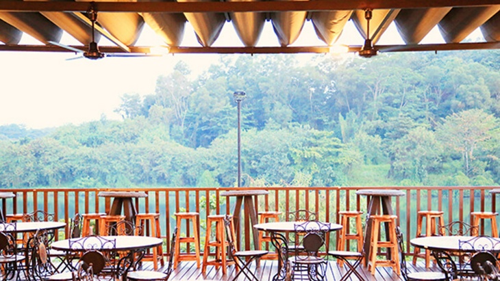 Whisk and Paddle outdoor patio at Punggol
