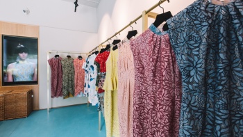 Ong Shunmugam 店内展示架上的一排旗袍。