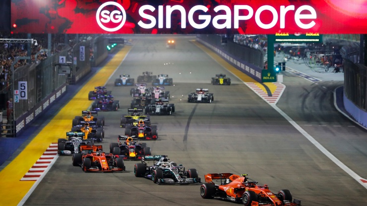 新加坡大奖赛赛道上飞驰的 F1 赛车