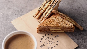 Paket kopi dan roti panggang dari Coffee Break. 