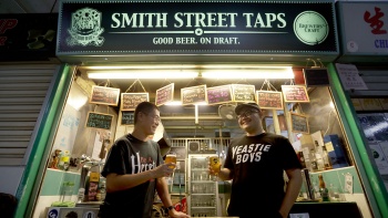 Pemilik Smith Street Taps di luar gerai mereka. 