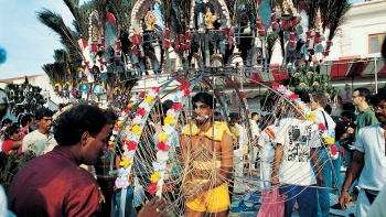 Seorang pria berpartisipasi dalam festival Thaipusam