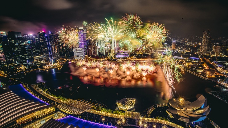 Foto kembang api berlatar cakrawala Singapura