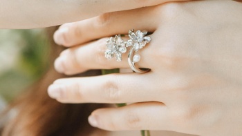 Foto cincin yang dikenakan oleh model produk merek aksesori lokal, Marilyn Tan.