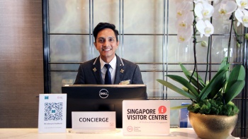 Petugas layanan pelanggan di concierge Orchard Hotel Singapore