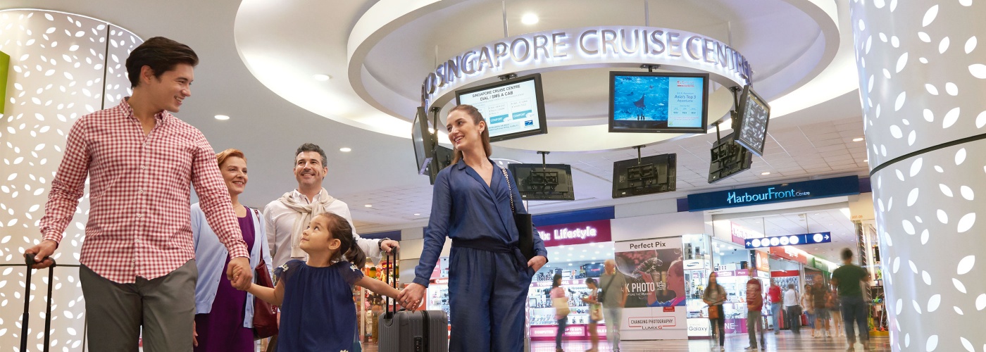 Keluarga yang terdiri dari lima orang dengan koper mereka menyusuri lobi Singapore Cruise Center