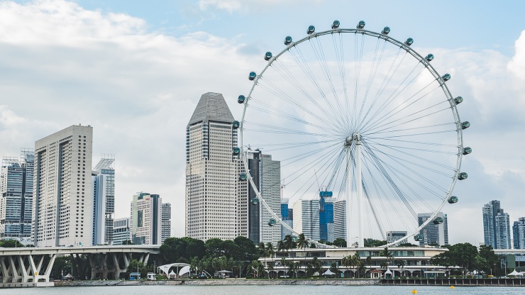 シンガポールのスカイラインを背景にそびえるシンガポール・フライヤーの日中の景色