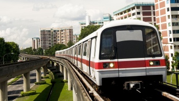 線路を走る大量高速輸送機関（MRT）の車両 