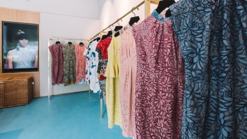 옹 슌무감(Ong Shunmugam) 매장의 드레스