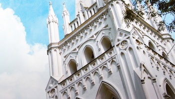 세인트 앤드류 성당의 인상적인 타워는 싱가포르 건축에서 중요한 의미를 갖습니다. 