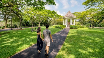싱가포르 보타닉 가든에서 보도를 따라 산책하고 있는 커플