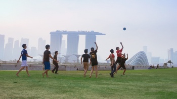 一群男孩在滨海堤坝上踢足球