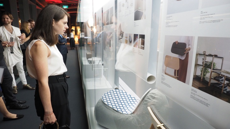 访客正在欣赏新加坡红点设计博物馆展品