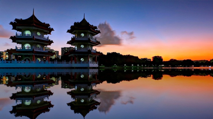 黄昏时分，裕华园中披云阁和延月楼 (Twin Pagodas) 的倒影 