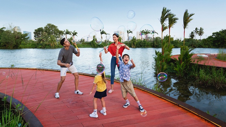 Family playing with bubbles on the Rasau Walk boardwalk in Jurong Lake Gardens