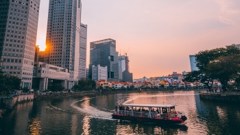 夕阳映照下的新加坡河