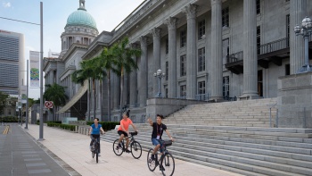 一对情侣在导览员的引领下骑车参观新加坡国家美术馆