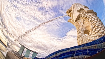 鱼尾狮雕像朝新加坡河喷出水流