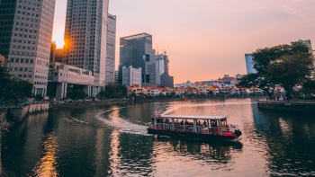 新加坡河游船之旅的日落镜头 