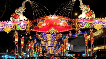 เทศกาลดีปาวลีที่สว่างไสวไปด้วยแสงไฟตามท้องถนนที่คึกคักไปด้วยรถราและคนเดินเที่ยว