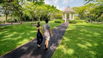คู่รักหนุ่มสาวเดินเล่นใน Singapore Botanic Gardens