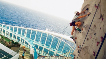 กิจกรรมปีนเขาจำลองบนเรือ Mariner of the Seas ที่มองเห็นวิวสวยๆ ของท้องทะเล
