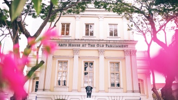 ด้านนอกของ The Arts House มีดอกไม้สีชมพูประดับล้อมกรอบ 
