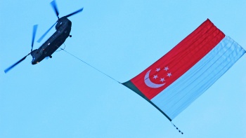 เฮลิคอปเตอร์ RSAF ที่บินว่อนพร้อมกับธงชาติสิงคโปร์