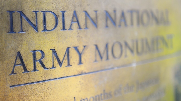 ภาพใกล้ของชื่อ Indian National Army Monument