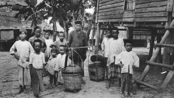 新加坡甘榜区内的早期马来人定居者的黑白照片 