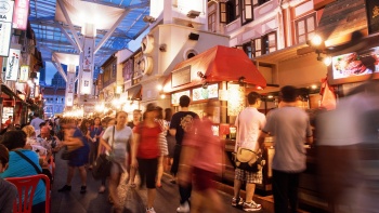 Đám đông ở Phố ẩm thực Chinatown vào buổi tối