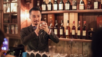 Ông Daiki Kanetaka, trưởng bộ phận pha chế ở D.Bespoke, đang thao tác một ly cocktail ở quầy bar của mình.