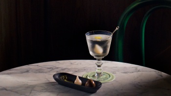 Cocktail của Gibson – Gin, Ginjyo sake-vermouth, và hành muối