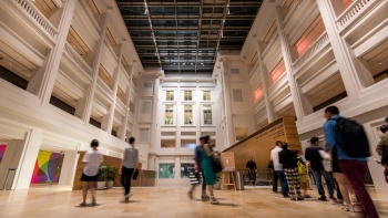 Hình ảnh du khách tại sân National Gallery.