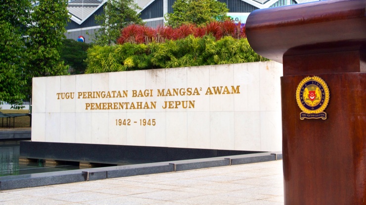 Biển hiệu trong công viên Đài Tưởng niệm Chiến tranh (Civilian War Memorial)