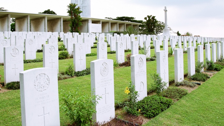 Hơn 4.400 bia mộ trắng xếp thành hàng ngay ngắn trên dốc thoai thoải của Đài tưởng niệm Chiến tranh Kranji