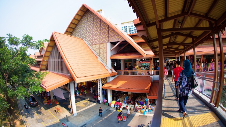 Cảnh bên ngoài Chợ Geylang Serai nhìn từ cây cầu vượt