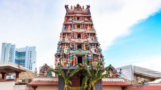 马里安曼兴都庙是新加坡最具标志性的地标之一，也是最古老的兴都教寺庙。